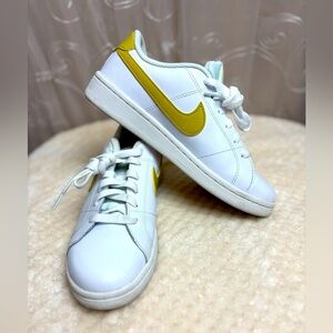 Nike Woman’s Court Royale 2, Size 7-1/2